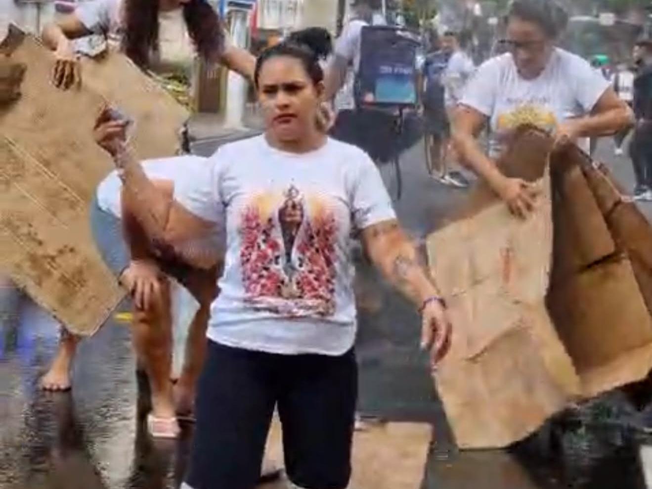 De joelhos, devota agradece pela cura do filho antes da Trasladação.